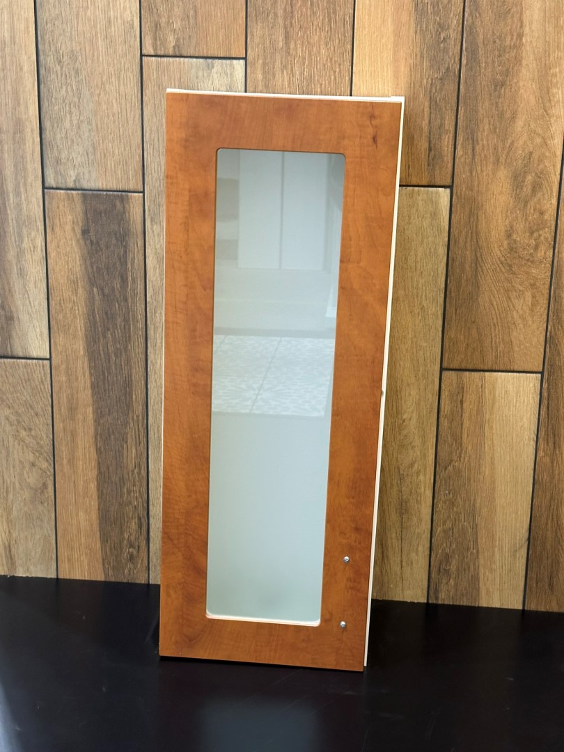 Skříňka se skleněnýma poličkama 78 x 30 cm, čelní sklo odstín satén